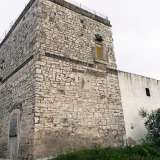 La torretta in pietra che fa parte di una struttura che un tempo ospitava uno dei frantoi della zona: � il simbolo del rione